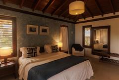 Suíte Vista Rua e Parcial Mar