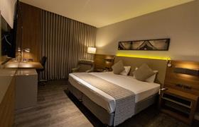 Doble superior con cama supletoria. de JL Hotel by Bourbon .