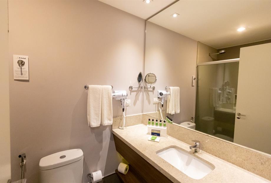 3. apto premium banheiro.jpg