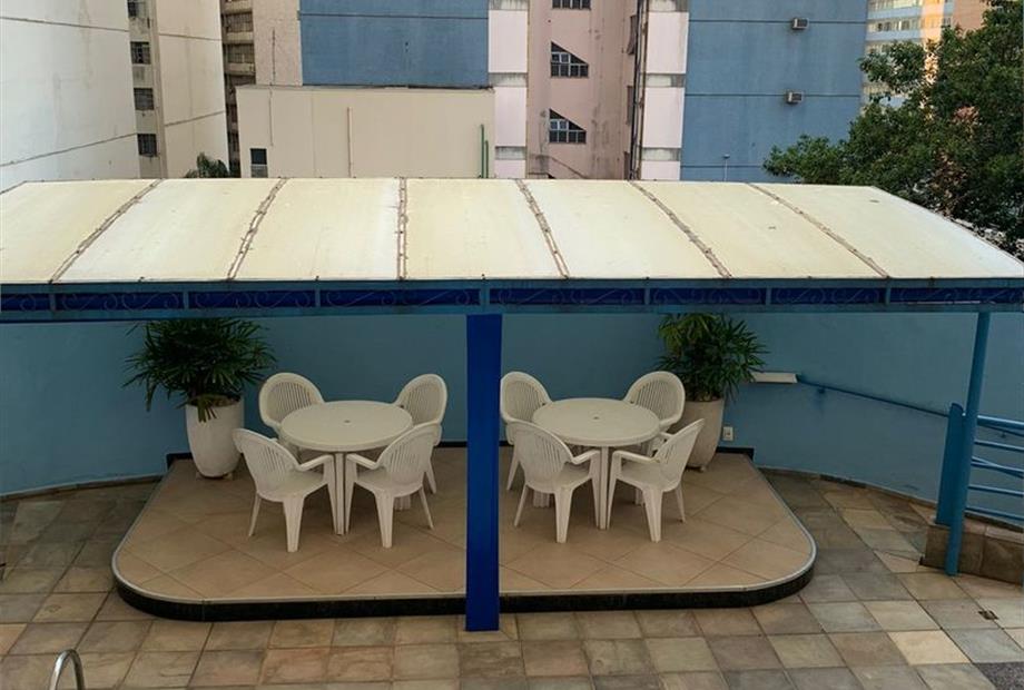 piscina frente toldo.jpg