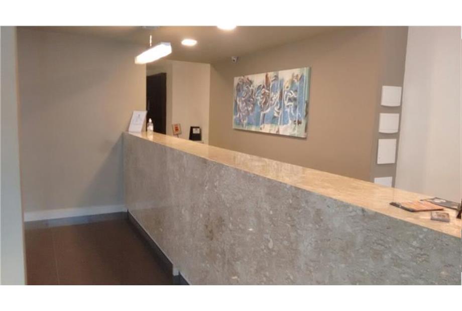 balcão da recepção do hotel