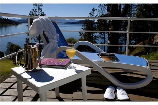 Deck al lado de la Piscina