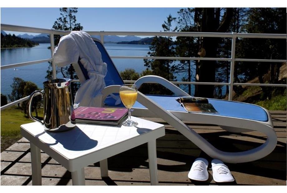 Deck al lado de la Piscina