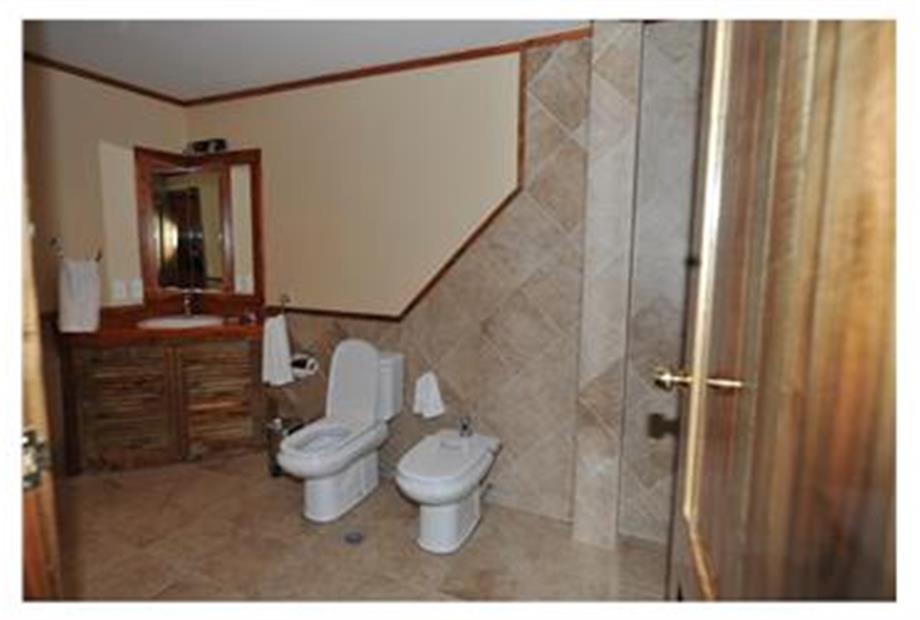 Servicios y uno de los dos vanitories