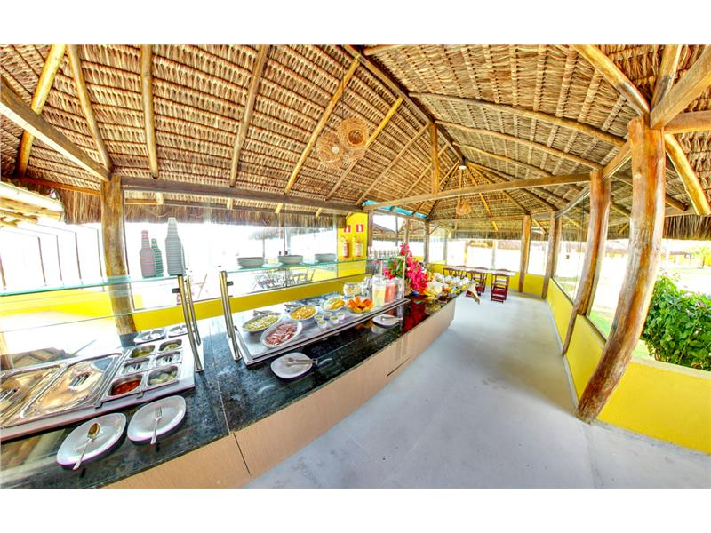 Café da manhã no restaurante da praia