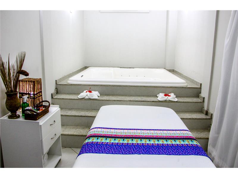 Sala de Massagem e Banheira de Cromoterapia