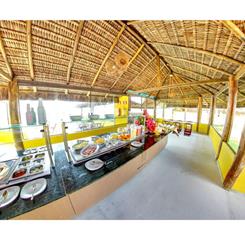 Café da manhã no restaurante da praia