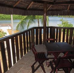 Vista do pier do restaurante do rio