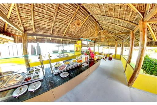 Café da manhã no restaurante da praia