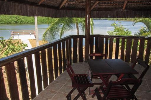 Vista do pier do restaurante do rio