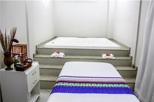 Sala de Massagem e Banheira de Cromoterapia