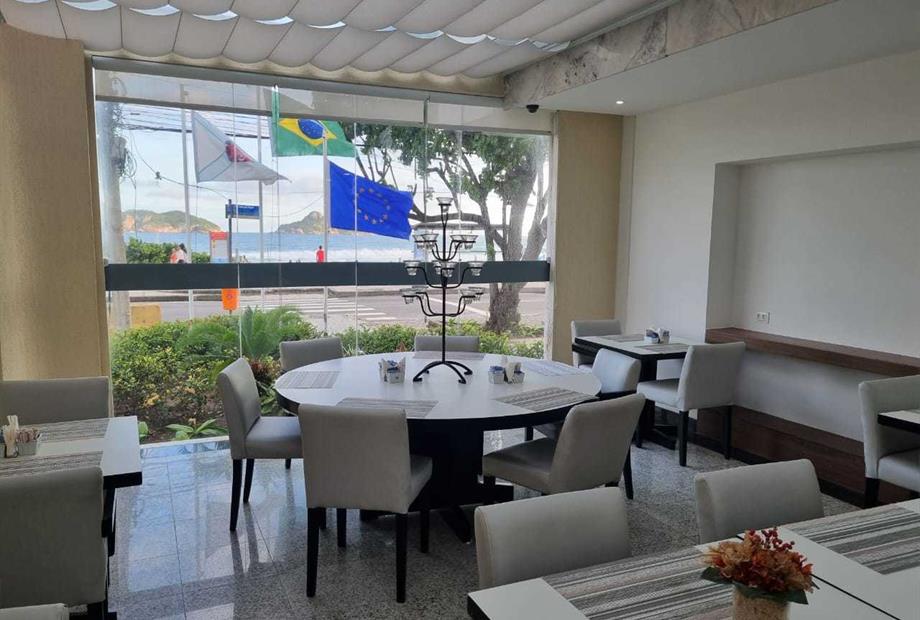 mesa redonda e vista 2.jpeg