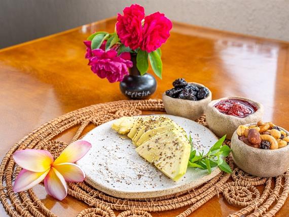 queijo_frutas_flores_comprimida.jpg