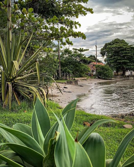 praia frente a pousada.jpg