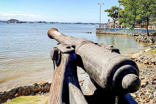 canhao em frente a pousada.jpg