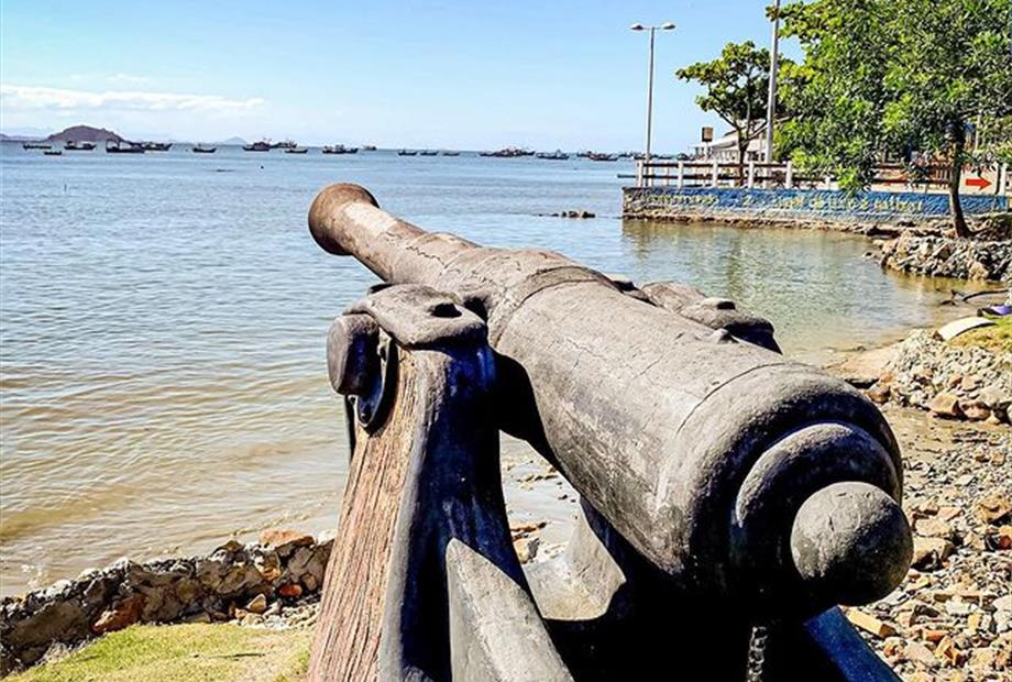 canhao em frente a pousada.jpg