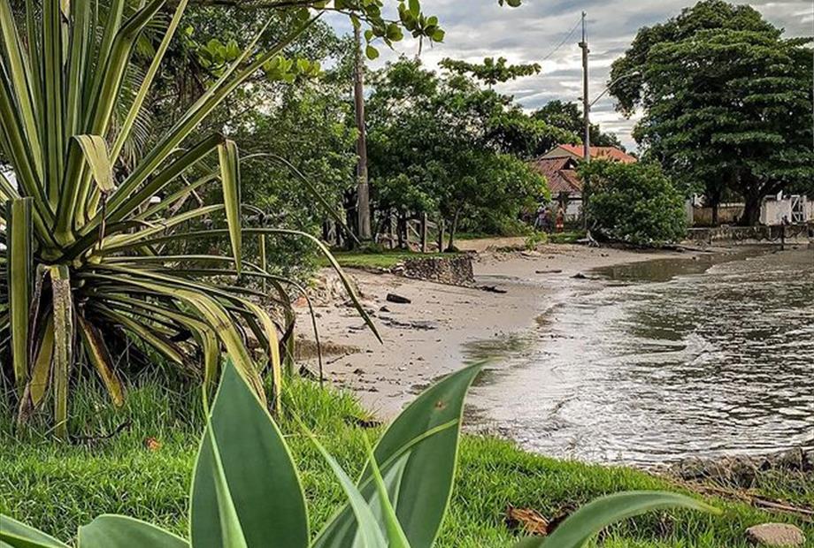 praia frente a pousada.jpg