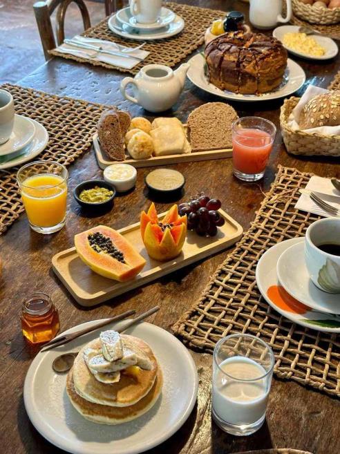 cafe da manhã com panquecas lorr ominibees.jpg