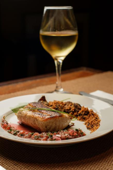 prato peixe com vinho ogam.jpg