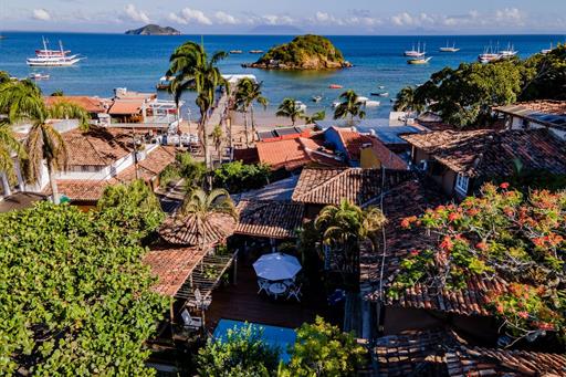 pousada com caboclo ao fundo.jpg