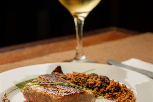 prato peixe com vinho ogam.jpg