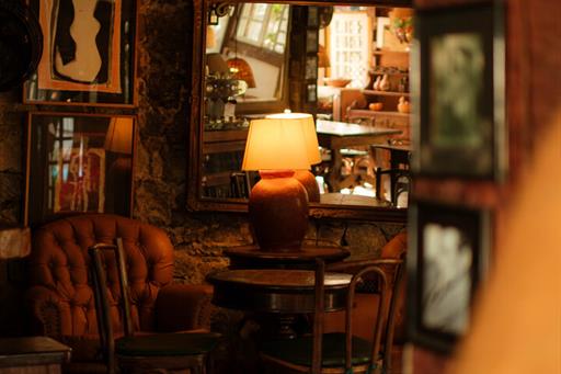 mesa salão com espelho.jpg