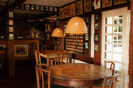 mesas com balcão ao fundo.jpg