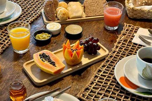 cafe da manhã com panquecas lorr ominibees.jpg