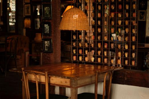 mesa com quadros salão.jpg