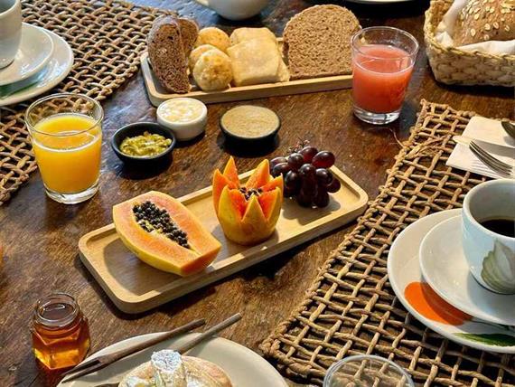 cafe da manhã com panquecas lorr ominibees.jpg