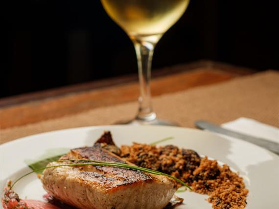 prato peixe com vinho ogam.jpg