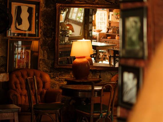 mesa salão com espelho.jpg