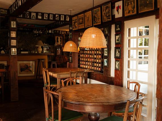 mesas com balcão ao fundo.jpg