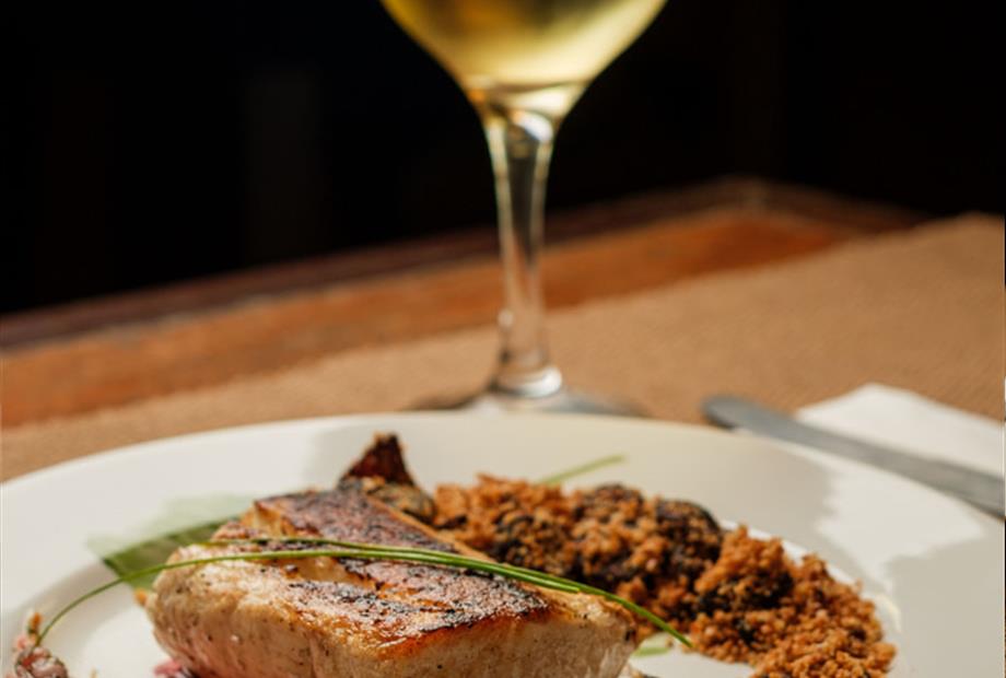 prato peixe com vinho ogam.jpg