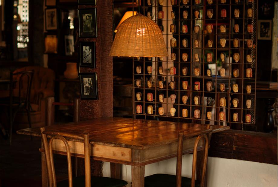 mesa com quadros salão.jpg