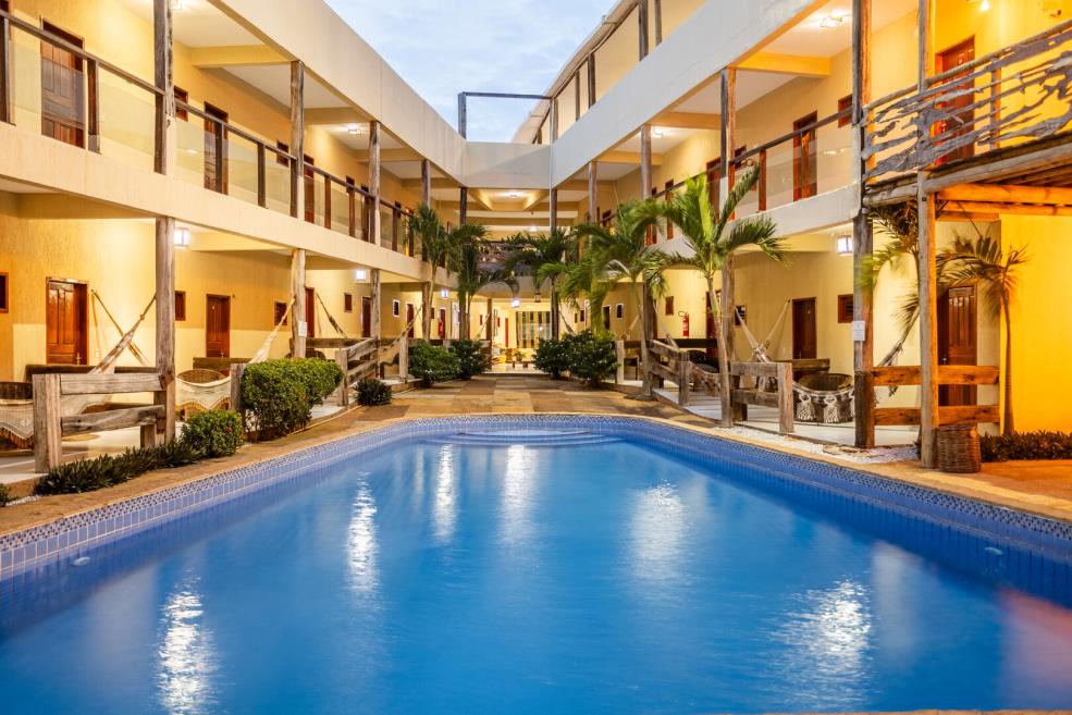 hotel maré mansa - piscina noite - 2.jpg