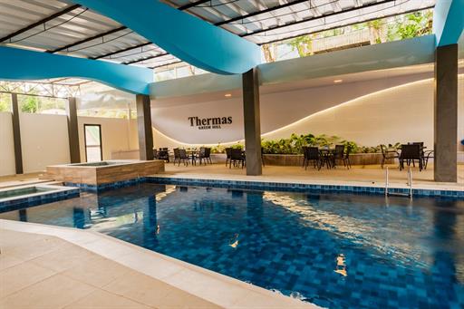 hotel_green_hill_piscina_aquecida_mesas.jpg