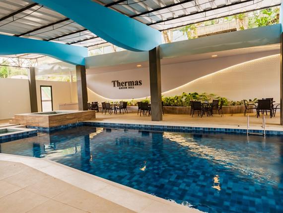 hotel_green_hill_piscina_aquecida_mesas.jpg