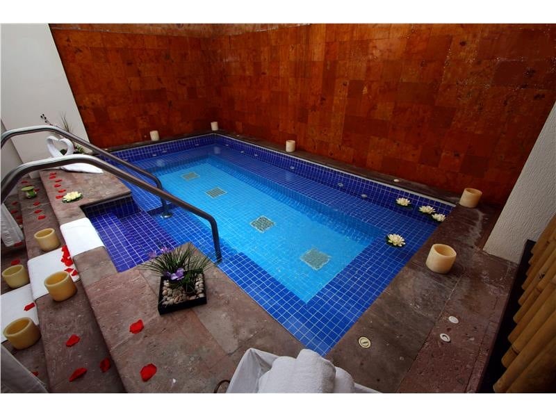 jacuzzi-spa-min.jpg