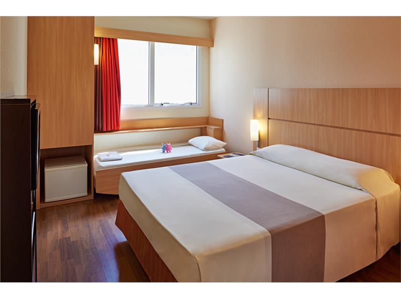 Quarto Standard com uma cama de casal e uma cam a  - Ibis Florianópolis