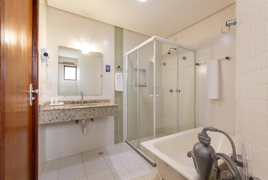 suite sul - com banheira - banheiro.jpg