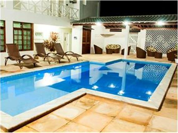 Piscina iluminada à noite