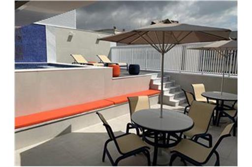 Terraço com área de piscina