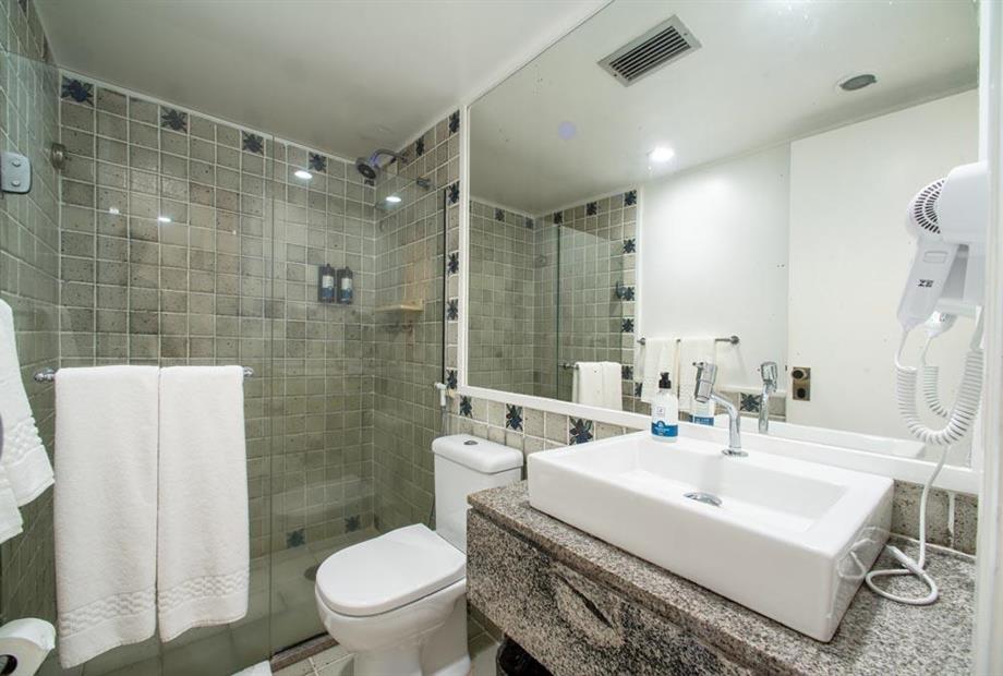 sumj - luxo twin vista mar - banheiro (1).jpg