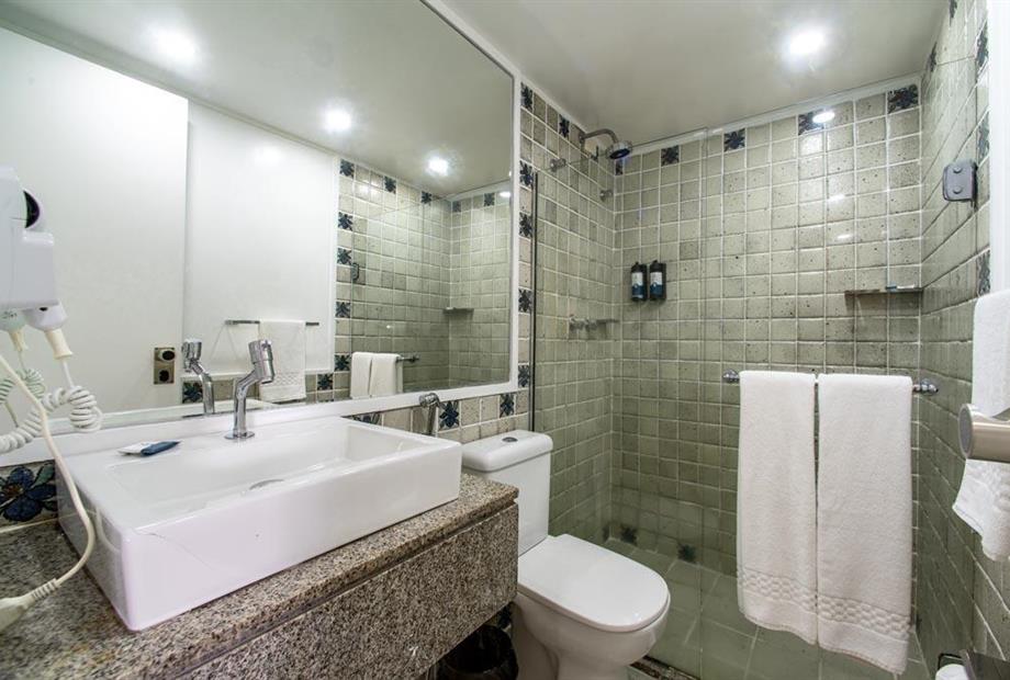 sumj - luxo casal vista mar - banheiro (1).jpg