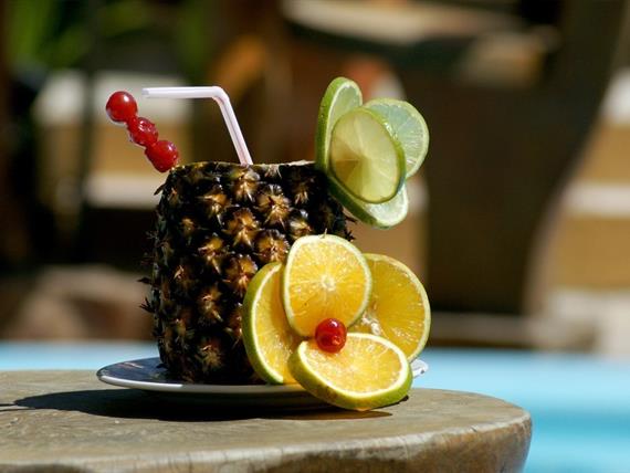 Hotel Aconchego - bar da piscina.jpg