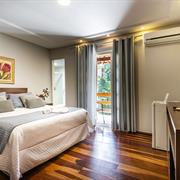 SUÍTE COM CAMA QUEEN-SIZE E VARANDA  