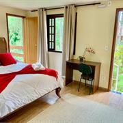 SUÍTE COM CAMA QUEEN-SIZE E VARANDA  