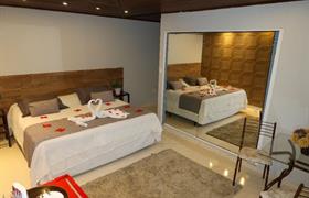 suíte com cama king-size e hidromassagem (07 ) do Pousada Recanto de Moriá