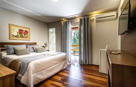 SUÍTE COM CAMA QUEEN-SIZE E VARANDA   do Pousada Recanto de Moriá